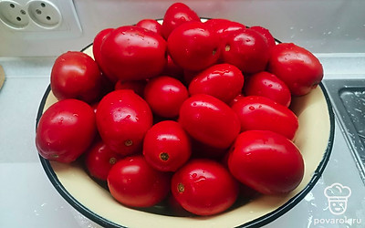 Небольшие помидоры хорошо помыть. 
