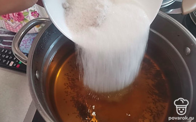 Убрать все листья. Добавить соль и сахар. 