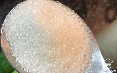 Залить в банку кипяченый рассол и положить ложку сахара.