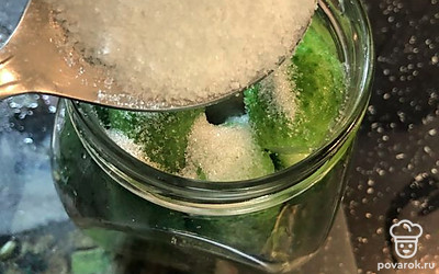 Засыпать ложку соли.