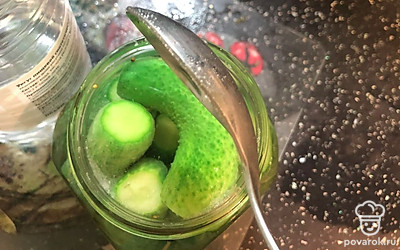 Влить ложку уксуса.