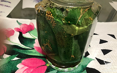 Плотно закрыть стерилизованной крышкой, перевернуть банку и оставить в таком положении до полного остывания.