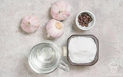 Тщательно помойте чеснок, очистите от шелухи и еще раз прмойте. У каждого зубчика срежьте прикорневое донышко. Простерилизуйте посуду для засолки чеснока.