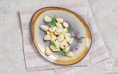 Украсьте малосольный чеснок веточкой укропа и подайте в качестве закуски. 