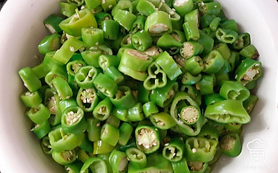 Подготовим халапеньо. Тщательно вымоем перец и нарежем его колечками толщиной примерно в 1 сантиметр.