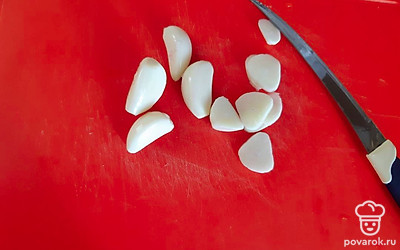 Нашинкуем чеснок тонкими пластинками.