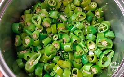 Приготовим рассол. В кастрюлю наливаем воду, добавляем соль, сахар, уксус, чеснок. Доводим до кипения. Как только вода закипит, выкладываем нарезанный халапеньо.