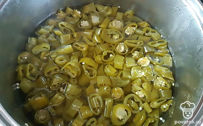 Когда перец поменяет цвет, а рассол закипит, выключаем огонь. Закрываем халапеньо крышкой и оставляем на 10 минут.