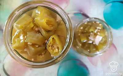 Раскладываем халапеньо по стерилизованным баночкам. Заливаем маринадом, закрываем стерильными крышками.