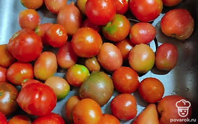 Помидоры (у меня свои, домашние) перебрать и хорошо помыть. Также подготовить болгарский и острый перец.