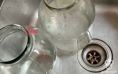 Трехлитровые банки проверить на целостность и вымыть (этот рецепт не требует стерилизации).