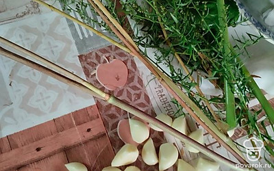 Чеснок почистить, промыть. Веточки укропа, тархуна и листья хрена промыть, просушивать не надо.