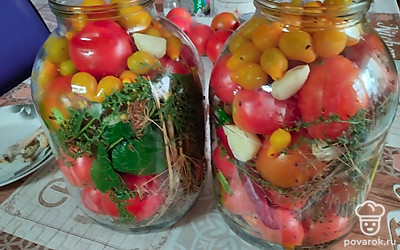 Сверху добавить помидорчики черри. Одновременно на плите вскипятить воду для рассола. Когда банки до конца заполнены, залить их аккуратно кипятком на 15 минут.