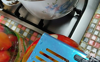 Через 15 минут рассол слить обратно в кастрюлю, добавить в него соль, сахар, две таблетки ацетилсалициловой кислоты. Довести до кипения. Одновременно прокипятить крышки для закатки.