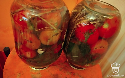 Вновь залить наши помидорчики уже готовым рассолом, добавить столовую ложку 9% уксуса под крышку, закатать банки, перевернуть их и укутать до полного остывания.