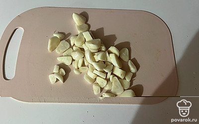 Нарежьте зубчики чеснока на пластинки толщиной 3-4 миллиметра. 