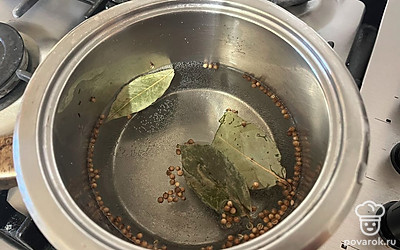 Доведите маринад до кипения и снимайте с огня. 