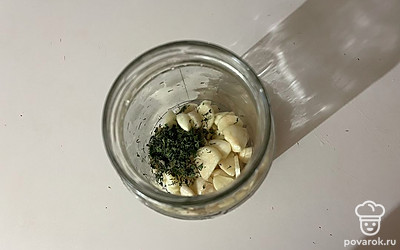 В банку выложите сушеную петрушку и укроп, чеснок и растительное масло. 