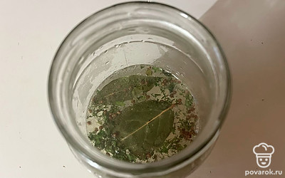 Залейте все содержимое банки маринадом. Отправьте в холодильник минимум на час, максимум — до зимы. 