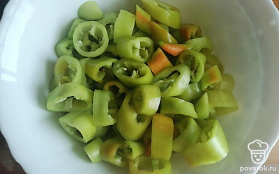 Горький перец хорошо помоем, удалим семечки и нарежем колечками. 