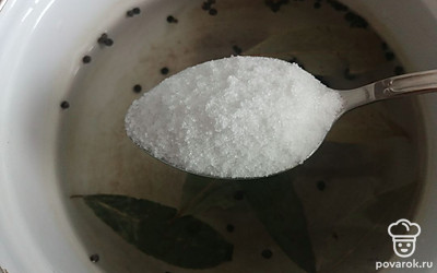 Готовим маринад. В кастрюлю наливаем 1050 миллилитров холодной воды. Добавляем черный перец горошком, лавровый лист и соль. 