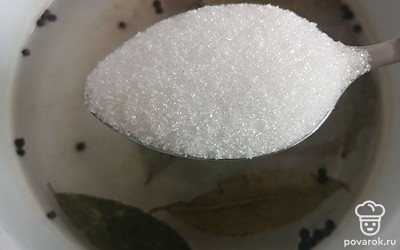 Всыпаем сахар. Хорошо перемешиваем и доводим до кипения. Варим маринад 5 минут. 