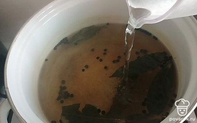 Вливаем уксус и провариваем еще 2 минуты. 