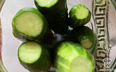 Выкладываем огурцы.