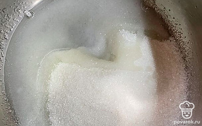 Далее в кастрюлю кладем сахар, соль, уксус.