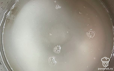 Кипяток из банки выливаем в кастрюлю и даем закипеть. Получается рассол.