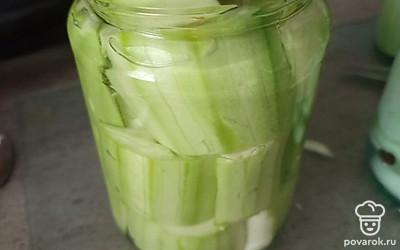 Кабачки порезать, разложить в стерилизованные банки.