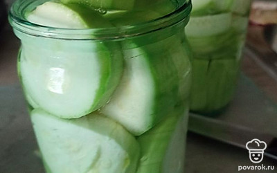 Залить первый раз кипятком, оставить на 3 минуты, вылить, залить кипящим рассолом, закатать.