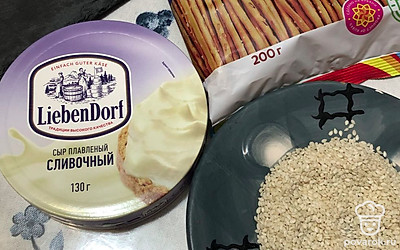 Подготовьте все ингредиенты. Плавленый сыр возьмите в форме треугольников. Если у вас сыр квадратный, то можете его нарезать нужной формы. Кунжут будет красиво смотреться смешанный белый с черным. Также можно разнообразить обсыпку тыквенными семечками.