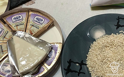 Соломку выберете самую тоненькую. Сыр распакуйте и приготовьте к обсыпке.