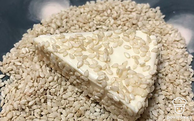 Обмакните его со всех сторон в кунжуте.