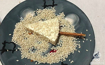 Аккуратно наденьте соломку как палочку от мороженого.