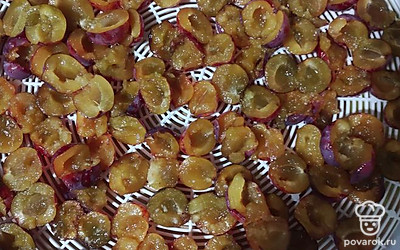 Сливу помыть, разрезать пополам.