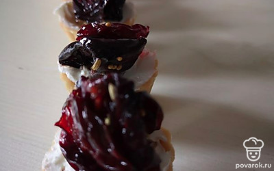 Вяленые сливы сложить в банки добавить специи, соль, сахар, растительное масло убрать в холодильник.