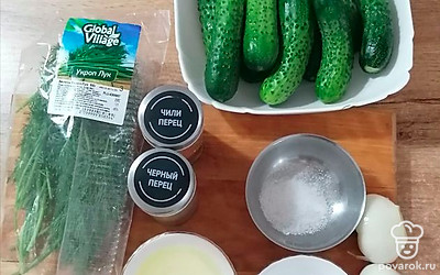 Подготовьте все ингредиенты. Лук очистите, зелень и огурцы помойте и высушите.