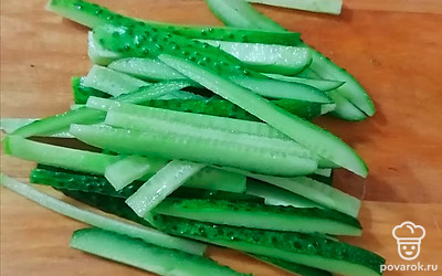 Огурцы нарежьте вдоль и потом еще раз вдоль, длинной соломкой.