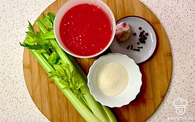 Подготовьте все продукты. Помойте сельдерей. Разведите хорошую томатную пасту без каких-либо добавок в воде, чтобы получить томатный сок. Почистите чеснок.