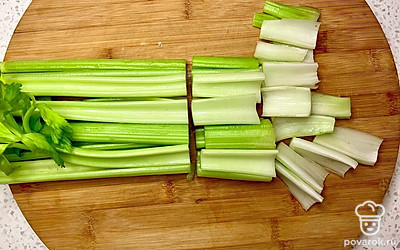 Нарежьте сельдерей на удобные порционные кусочки размером 5–7 см.