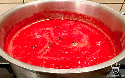 Поставьте на огонь, дождитесь закипания и кипятите 2–3 минуты.