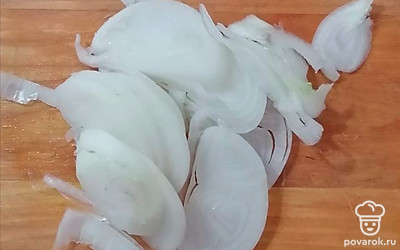 Лук нарежьте полукольцами.