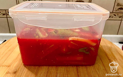 Залейте сельдерей слегка остывшим маринадом и уберите в холодильник на сутки.