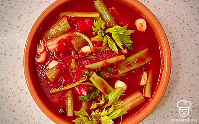 Подавайте в красивом и стильном салатнике, украсив свежими листьями сельдерея.