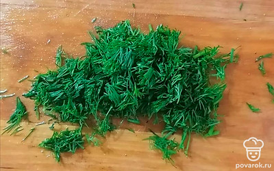 Зелень мелко покрошите.