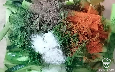 Сложите все ингредиенты в контейнер. Добавьте специи, масло и уксус. Контейнер накройте крышкой. Хорошо встряхните и поставьте в холодильник на 2 часа мариноваться.