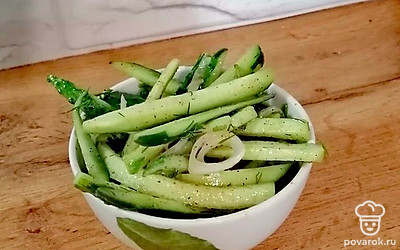 Подавайте огурцы к столу холодными. Предварительно перемешайте.