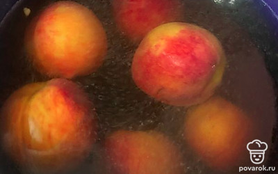 Чтобы легко почистить персики, поместим их на две минуты в кипяток.